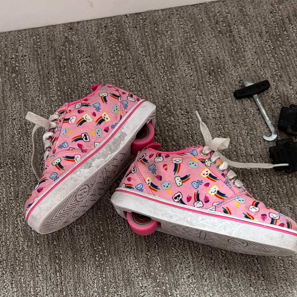 Heelys Pink and White Kids Sneakers with Fun Patterns - Picture 4 of 6